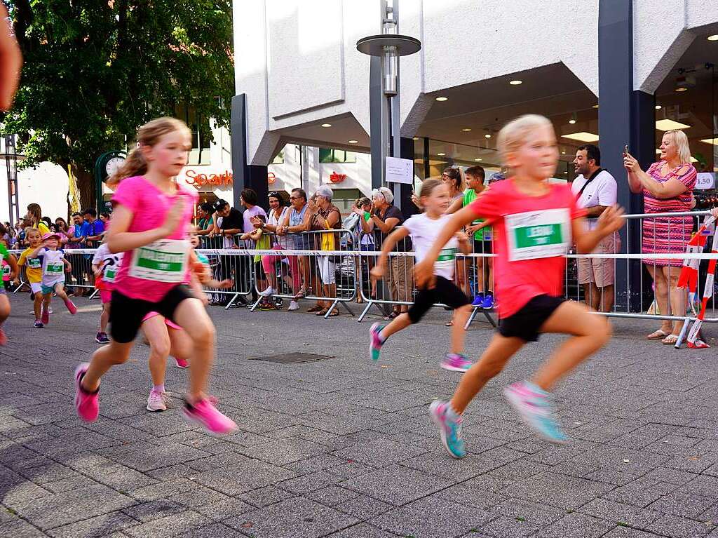 Gute Stimmung, khlende Rasensprinkler und Jubeln beim Zieleinlauf: Der Trompeterlauf war gut organisiert und lockte einige Zuschauer in die Altstadt.