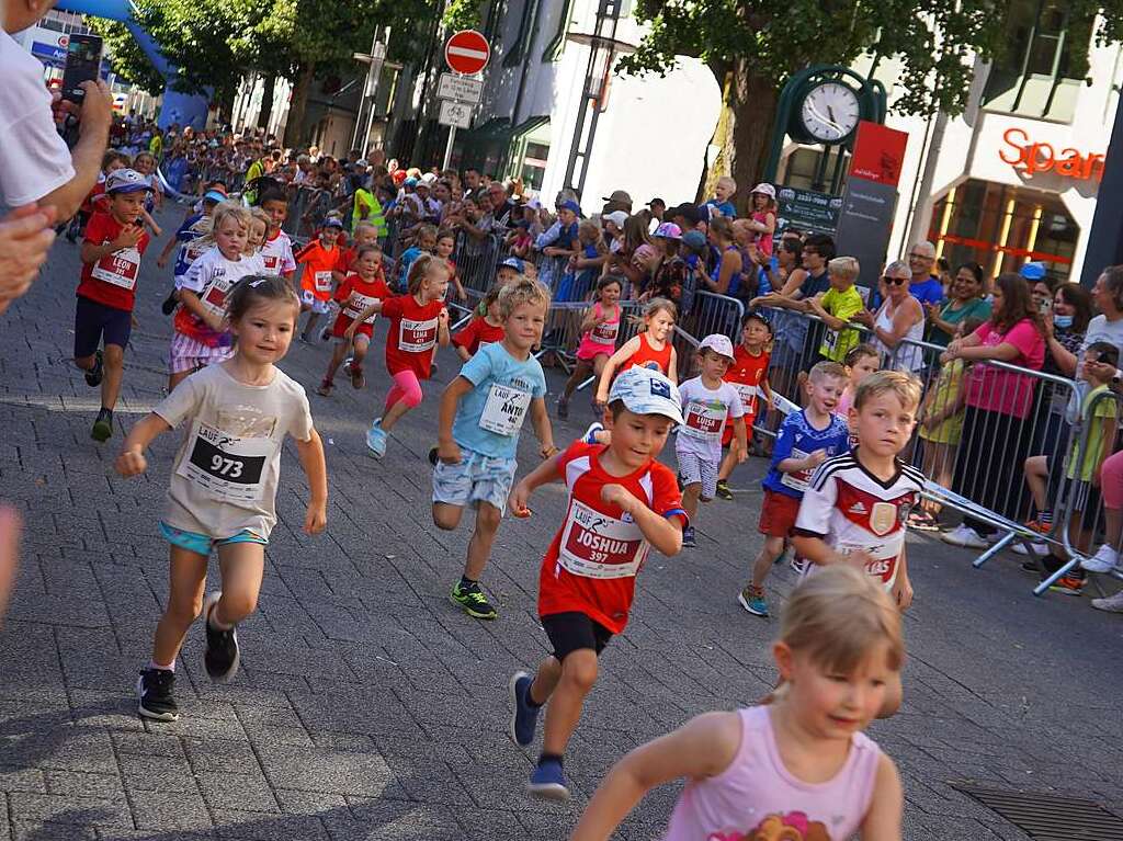 Gute Stimmung, khlende Rasensprinkler und Jubeln beim Zieleinlauf: Der Trompeterlauf war gut organisiert und lockte einige Zuschauer in die Altstadt.