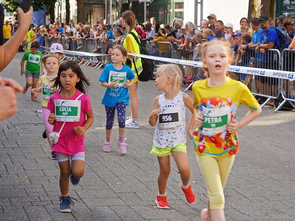 Gute Stimmung, khlende Rasensprinkler und Jubeln beim Zieleinlauf: Der Trompeterlauf war gut organisiert und lockte einige Zuschauer in die Altstadt.