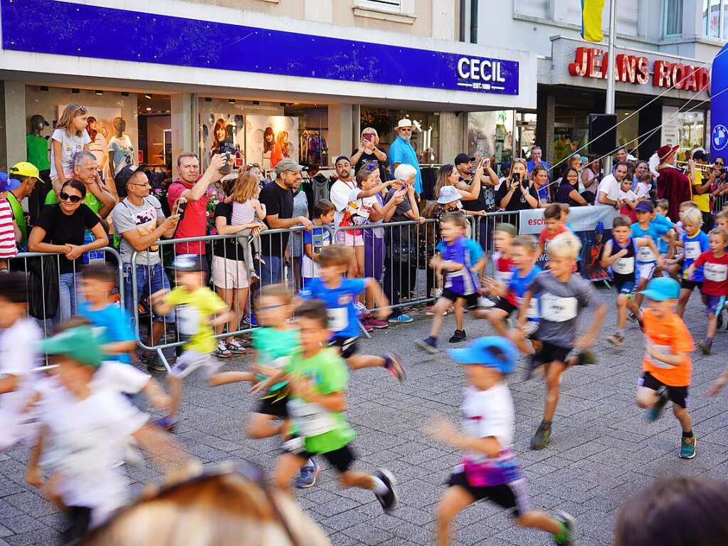 Gute Stimmung, khlende Rasensprinkler und Jubeln beim Zieleinlauf: Der Trompeterlauf war gut organisiert und lockte einige Zuschauer in die Altstadt.