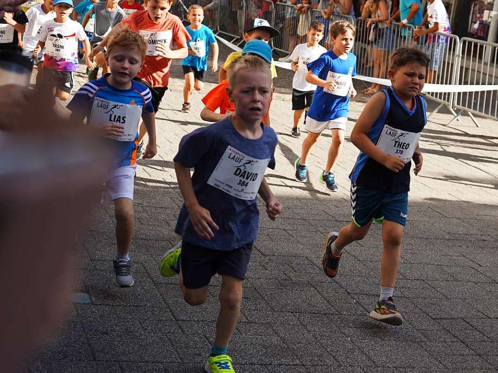 Gute Stimmung, khlende Rasensprinkler und Jubeln beim Zieleinlauf: Der Trompeterlauf war gut organisiert und lockte einige Zuschauer in die Altstadt.