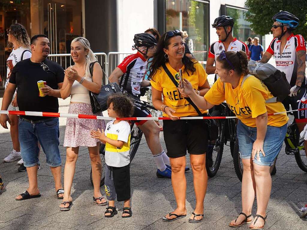 Gute Stimmung, khlende Rasensprinkler und Jubeln beim Zieleinlauf: Der Trompeterlauf war gut organisiert und lockte einige Zuschauer in die Altstadt.