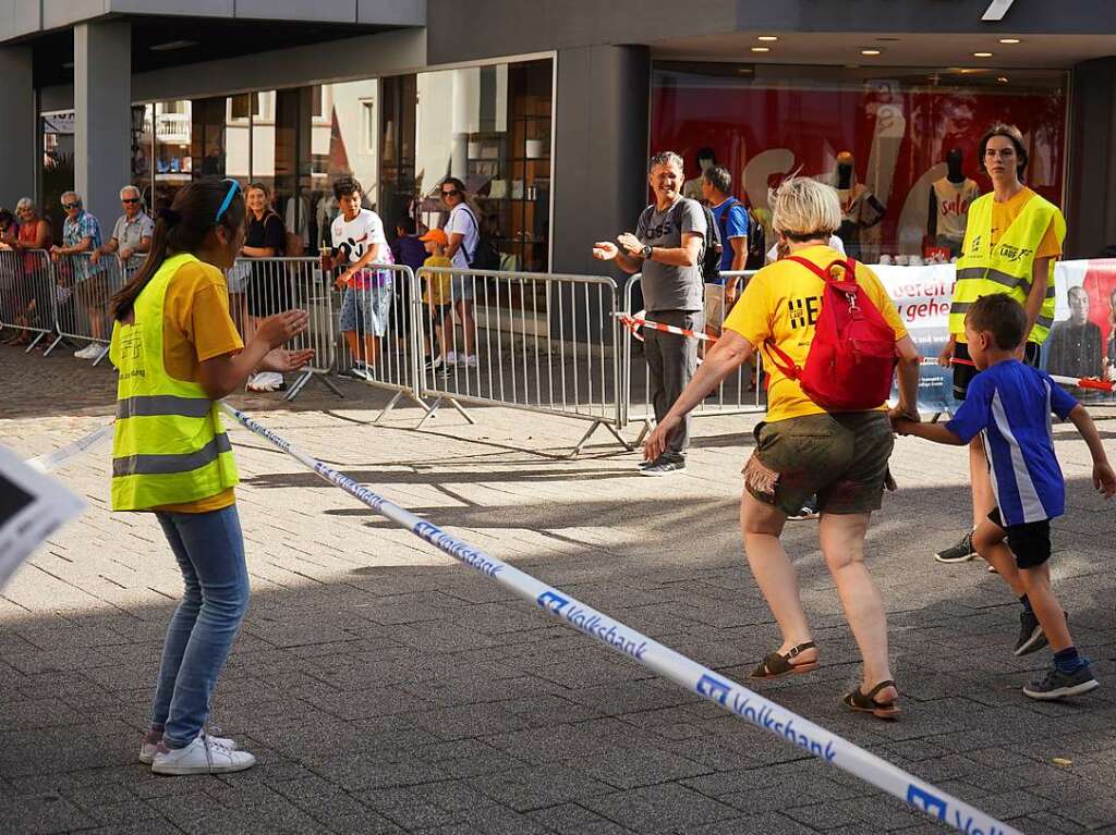 Gute Stimmung, khlende Rasensprinkler und Jubeln beim Zieleinlauf: Der Trompeterlauf war gut organisiert und lockte einige Zuschauer in die Altstadt.