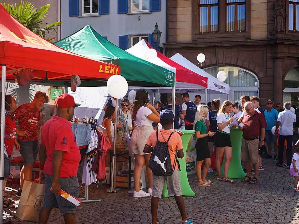 Gute Stimmung, khlende Rasensprinkler und Jubeln beim Zieleinlauf: Der Trompeterlauf war gut organisiert und lockte einige Zuschauer in die Altstadt.