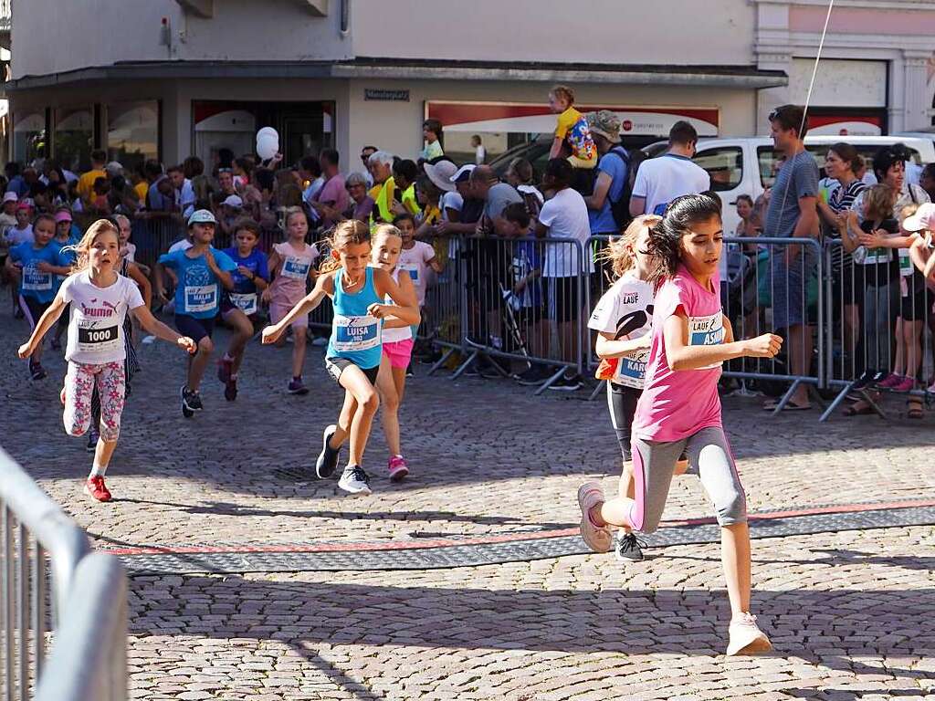 Gute Stimmung, khlende Rasensprinkler und Jubeln beim Zieleinlauf: Der Trompeterlauf war gut organisiert und lockte einige Zuschauer in die Altstadt.