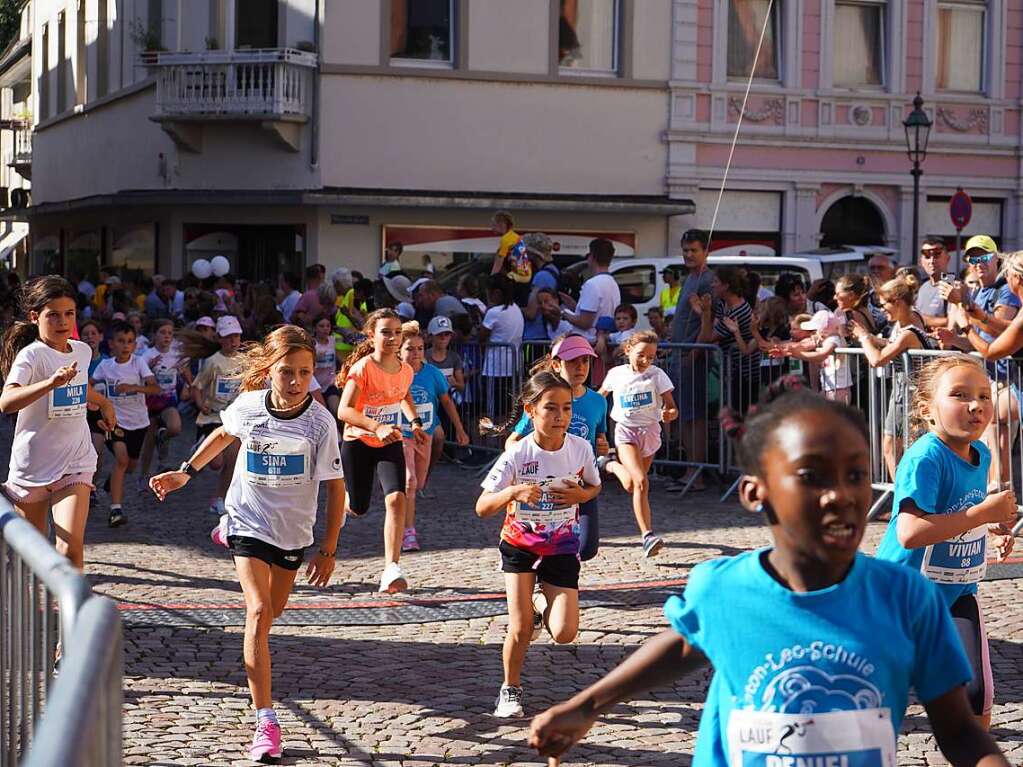 Gute Stimmung, khlende Rasensprinkler und Jubeln beim Zieleinlauf: Der Trompeterlauf war gut organisiert und lockte einige Zuschauer in die Altstadt.