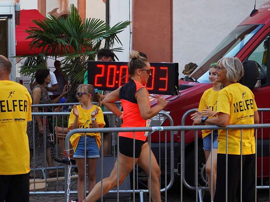 Gute Stimmung, khlende Rasensprinkler und Jubeln beim Zieleinlauf: Der Trompeterlauf war gut organisiert und lockte einige Zuschauer in die Altstadt.