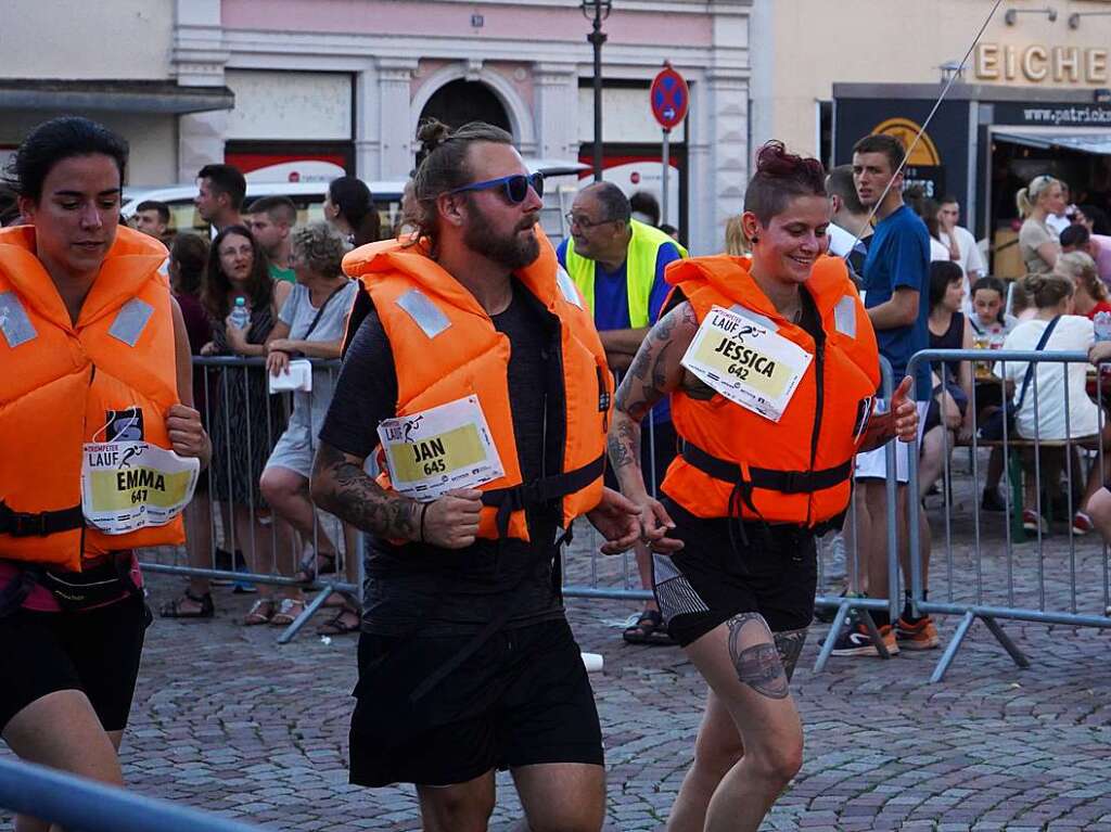 Gute Stimmung, khlende Rasensprinkler und Jubeln beim Zieleinlauf: Der Trompeterlauf war gut organisiert und lockte einige Zuschauer in die Altstadt.