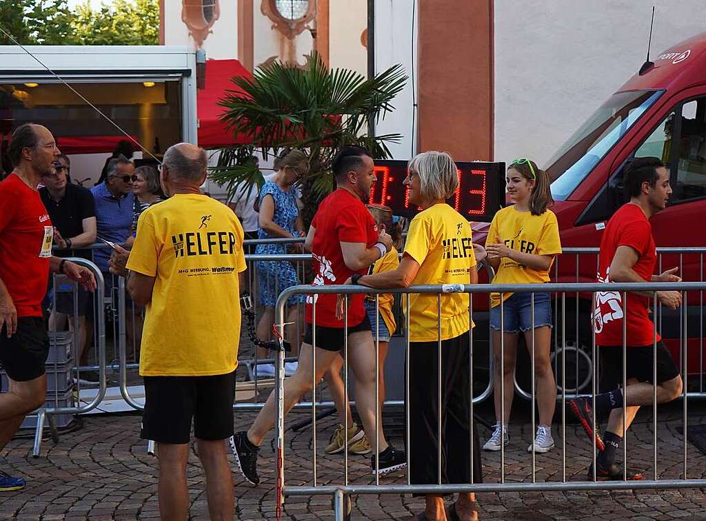 Ein paar Guhl-Runners rennen nach vier Kilometern ins Ziel.