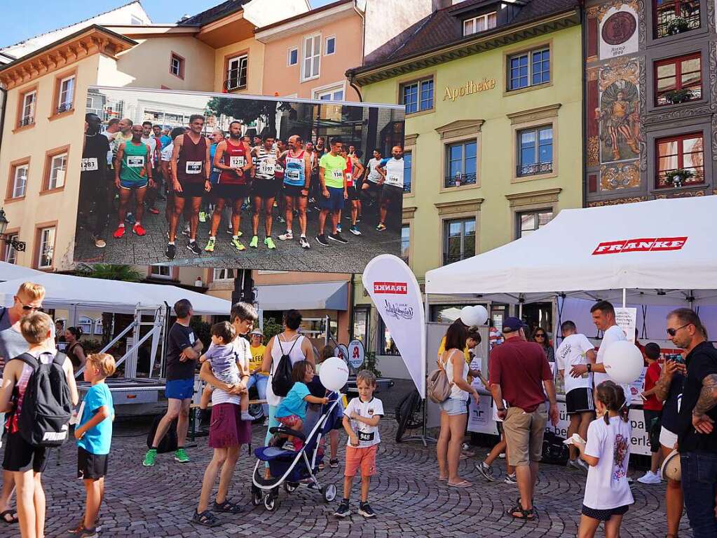 Gute Stimmung, khlende Rasensprinkler und Jubeln beim Zieleinlauf: Der Trompeterlauf war gut organisiert und lockte einige Zuschauer in die Altstadt.