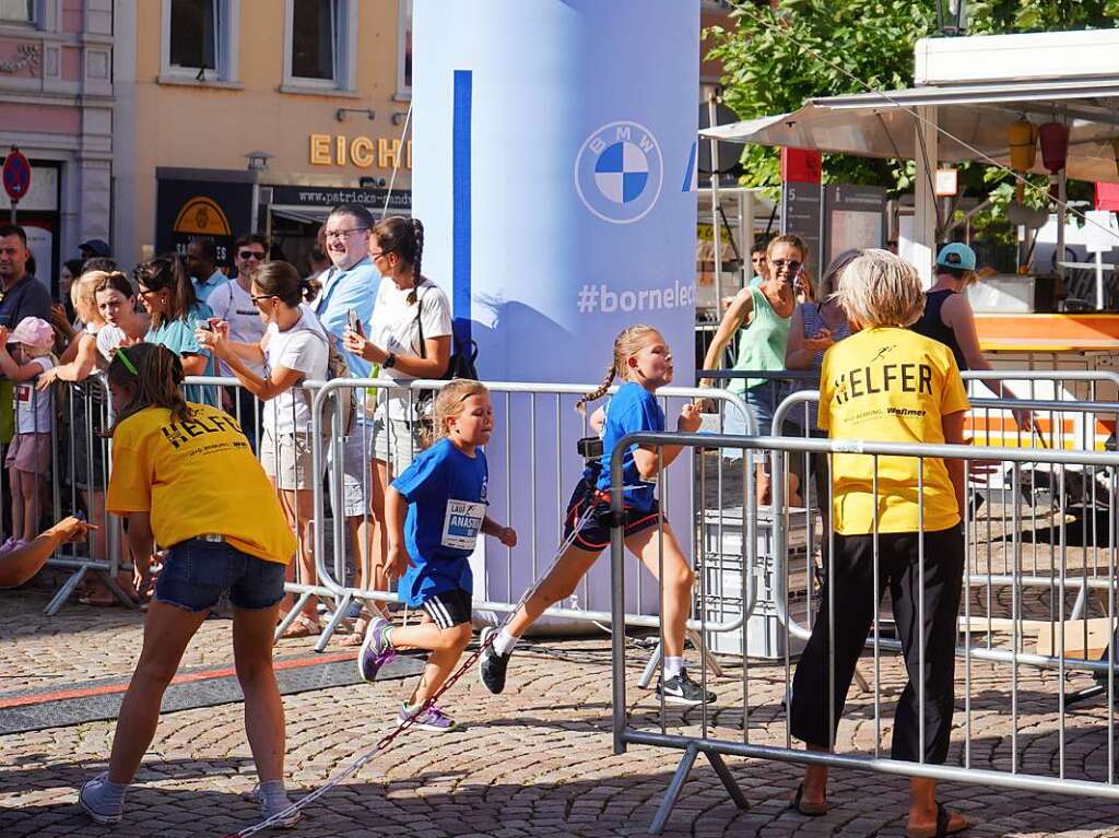 Gute Stimmung, khlende Rasensprinkler und Jubeln beim Zieleinlauf: Der Trompeterlauf war gut organisiert und lockte einige Zuschauer in die Altstadt.