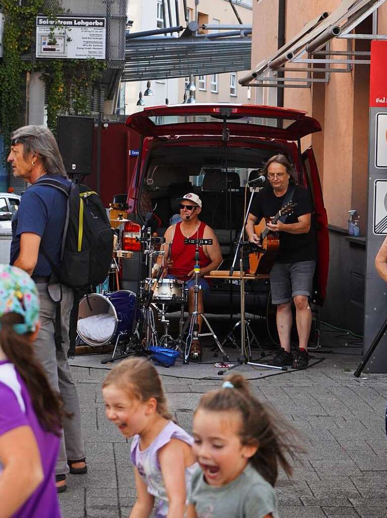 Gute Stimmung, khlende Rasensprinkler und Jubeln beim Zieleinlauf: Der Trompeterlauf war gut organisiert und lockte einige Zuschauer in die Altstadt.