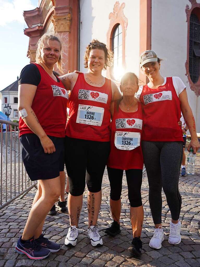 Das Staffelteam von Helfer mit Herz hat Sprche auf Beine und Arme geschrieben – das soll bewusst machen, mit welchen Vorurteilen Menschen in Problemsituationen ungerechterweise behandelt werden.