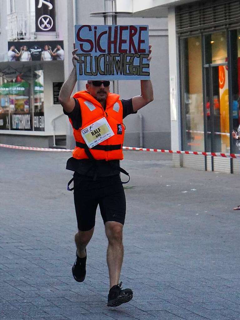 Einige Luferinnen und Lufer sind mit Schwimmwesten unterwegs – sie wollen ein Zeichen fr Seenotrettung setzen und Spenden fr Sea Watch sammeln.