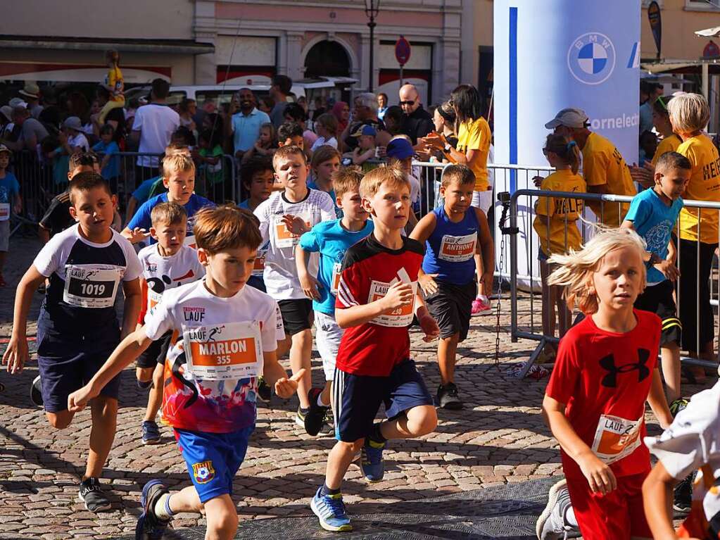 Gute Stimmung, khlende Rasensprinkler und Jubeln beim Zieleinlauf: Der Trompeterlauf war gut organisiert und lockte einige Zuschauer in die Altstadt.