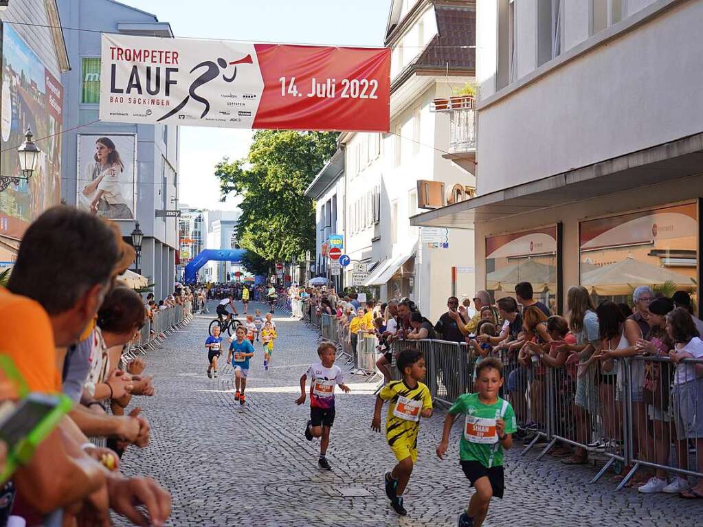 Gute Stimmung, khlende Rasensprinkler und Jubeln beim Zieleinlauf: Der Trompeterlauf war gut organisiert und lockte einige Zuschauer in die Altstadt.