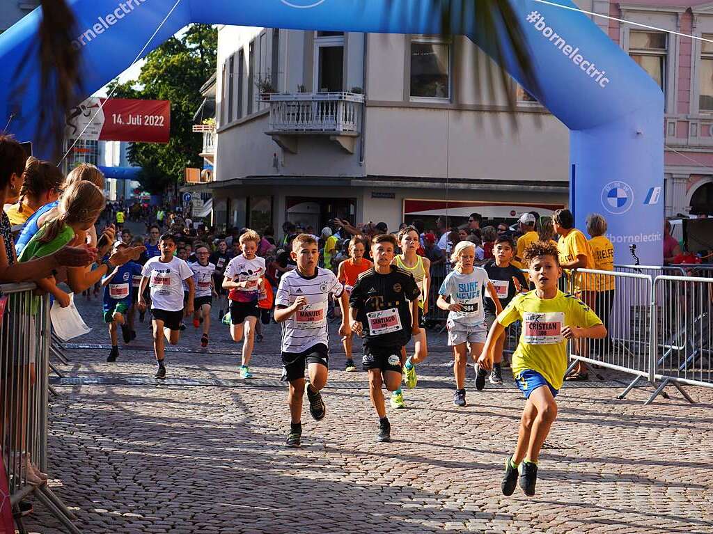 Gute Stimmung, khlende Rasensprinkler und Jubeln beim Zieleinlauf: Der Trompeterlauf war gut organisiert und lockte einige Zuschauer in die Altstadt.