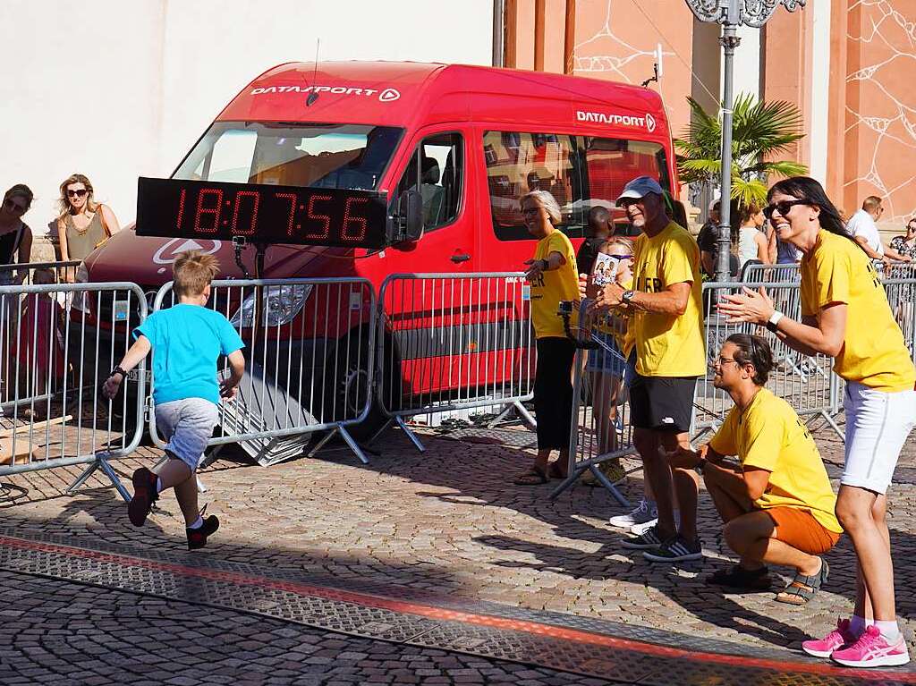 Gute Stimmung, khlende Rasensprinkler und Jubeln beim Zieleinlauf: Der Trompeterlauf war gut organisiert und lockte einige Zuschauer in die Altstadt.