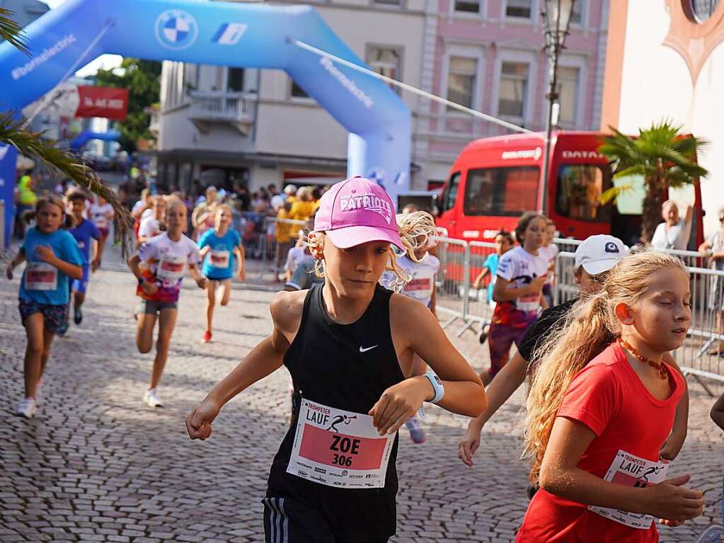 Gute Stimmung, khlende Rasensprinkler und Jubeln beim Zieleinlauf: Der Trompeterlauf war gut organisiert und lockte einige Zuschauer in die Altstadt.