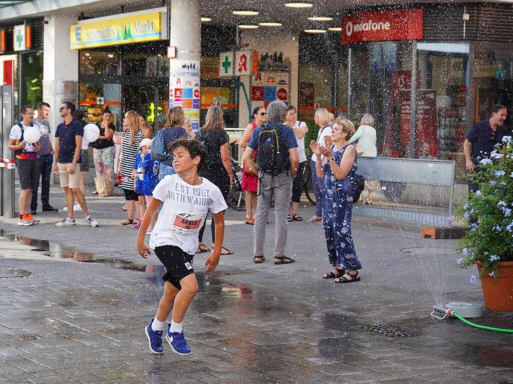 Gute Stimmung, khlende Rasensprinkler und Jubeln beim Zieleinlauf: Der Trompeterlauf war gut organisiert und lockte einige Zuschauer in die Altstadt.