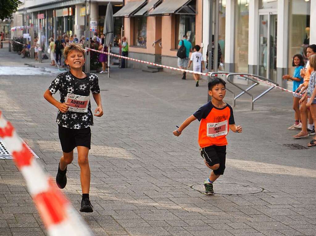 Gute Stimmung, khlende Rasensprinkler und Jubeln beim Zieleinlauf: Der Trompeterlauf war gut organisiert und lockte einige Zuschauer in die Altstadt.