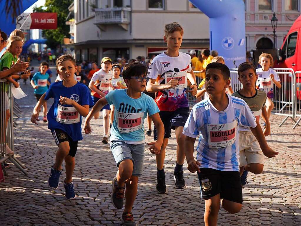 Gute Stimmung, khlende Rasensprinkler und Jubeln beim Zieleinlauf: Der Trompeterlauf war gut organisiert und lockte einige Zuschauer in die Altstadt.