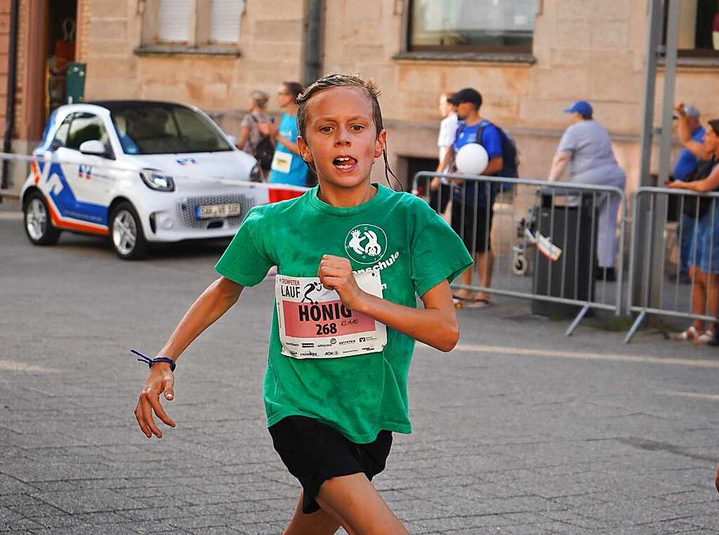 Gute Stimmung, khlende Rasensprinkler und Jubeln beim Zieleinlauf: Der Trompeterlauf war gut organisiert und lockte einige Zuschauer in die Altstadt.