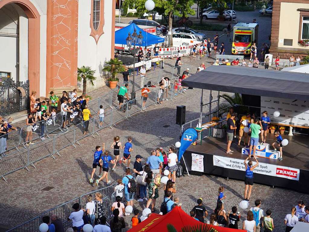 Gute Stimmung, khlende Rasensprinkler und Jubeln beim Zieleinlauf: Der Trompeterlauf war gut organisiert und lockte einige Zuschauer in die Altstadt.