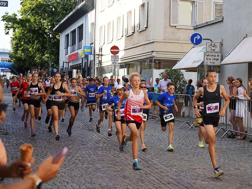 Gute Stimmung, khlende Rasensprinkler und Jubeln beim Zieleinlauf: Der Trompeterlauf war gut organisiert und lockte einige Zuschauer in die Altstadt.