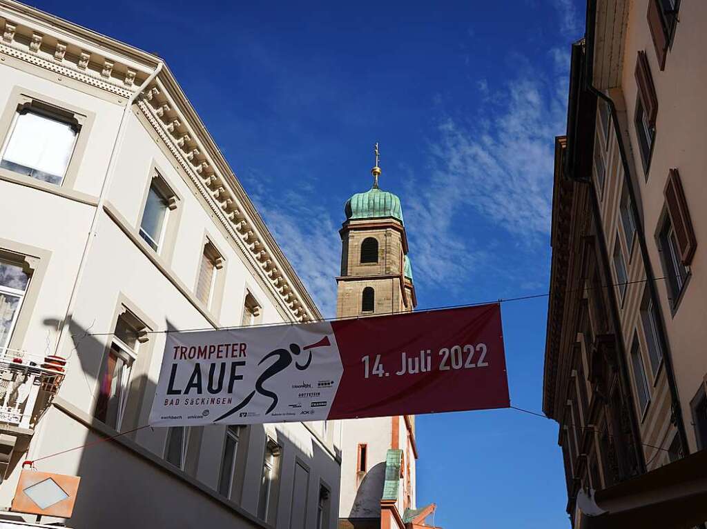 Gute Stimmung, khlende Rasensprinkler und Jubeln beim Zieleinlauf: Der Trompeterlauf war gut organisiert und lockte einige Zuschauer in die Altstadt.