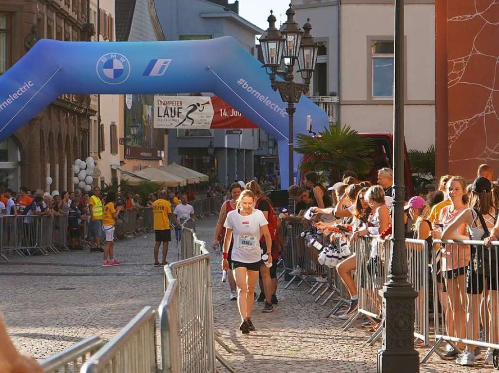 Gute Stimmung, khlende Rasensprinkler und Jubeln beim Zieleinlauf: Der Trompeterlauf war gut organisiert und lockte einige Zuschauer in die Altstadt.