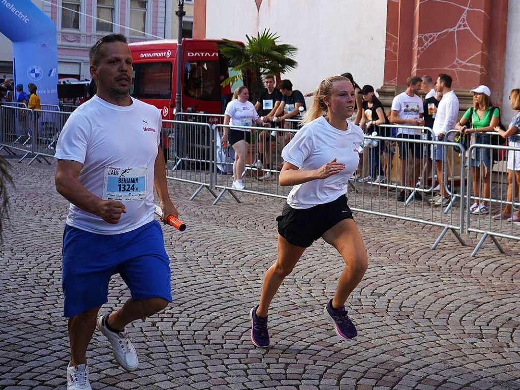 Gute Stimmung, khlende Rasensprinkler und Jubeln beim Zieleinlauf: Der Trompeterlauf war gut organisiert und lockte einige Zuschauer in die Altstadt.