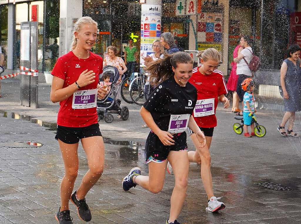 Gute Stimmung, khlende Rasensprinkler und Jubeln beim Zieleinlauf: Der Trompeterlauf war gut organisiert und lockte einige Zuschauer in die Altstadt.