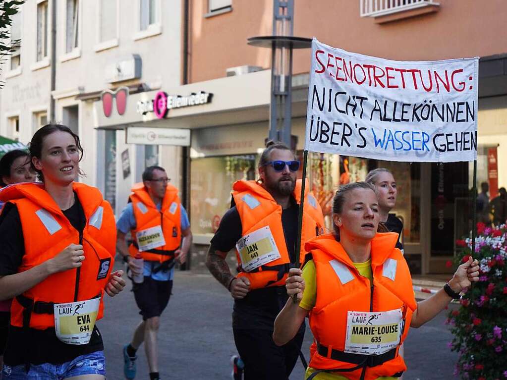 Nicht alle knnen ber’s Wasser gehen – diese Luferinnen und Lufer sammeln deshalb Spenden fr Sea Watch.