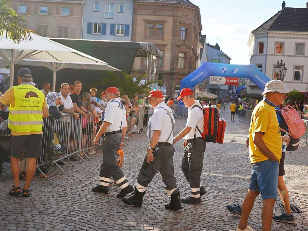 Gute Stimmung, khlende Rasensprinkler und Jubeln beim Zieleinlauf: Der Trompeterlauf war gut organisiert und lockte einige Zuschauer in die Altstadt.