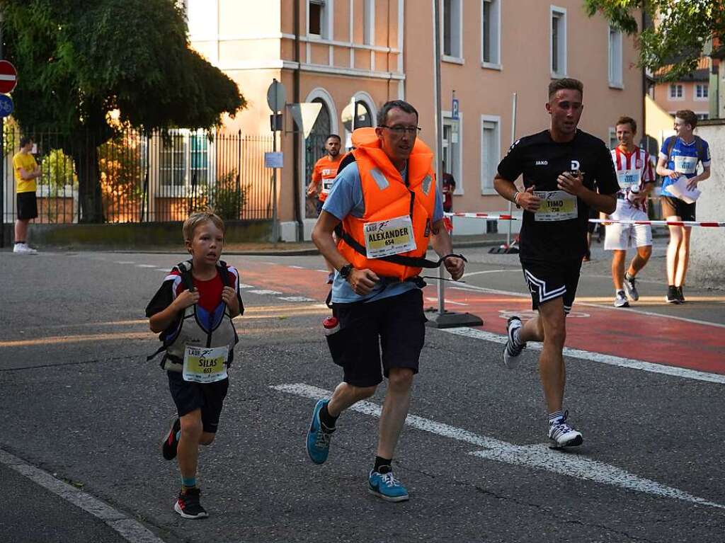 Gute Stimmung, khlende Rasensprinkler und Jubeln beim Zieleinlauf: Der Trompeterlauf war gut organisiert und lockte einige Zuschauer in die Altstadt.