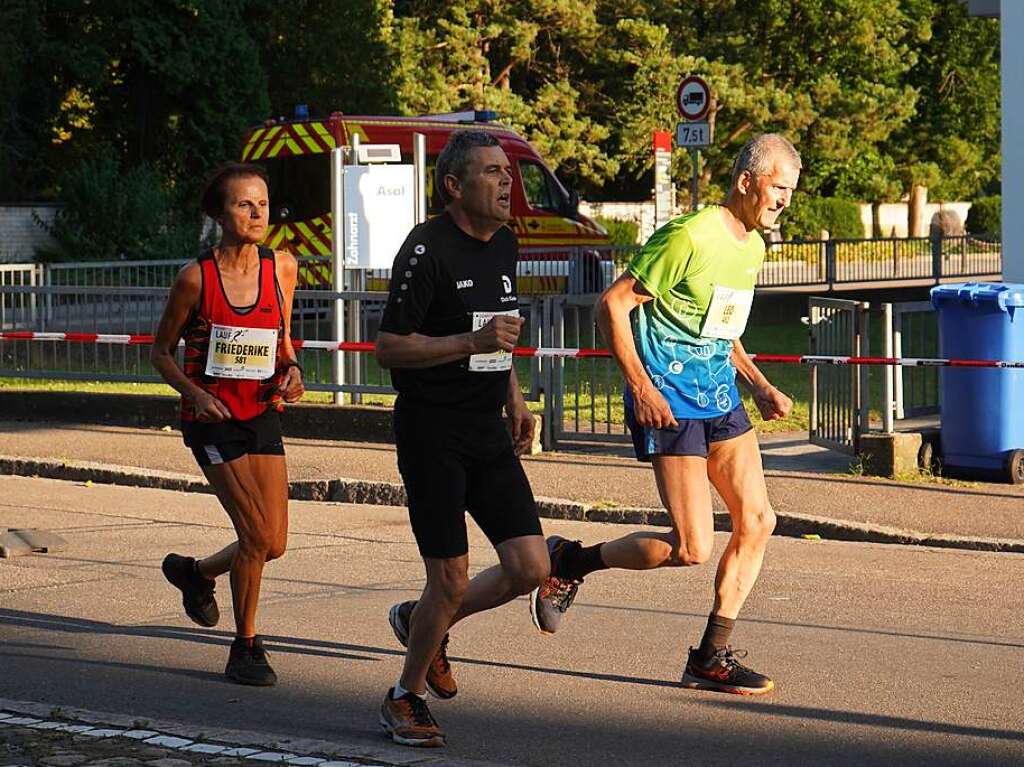 Gute Stimmung, khlende Rasensprinkler und Jubeln beim Zieleinlauf: Der Trompeterlauf war gut organisiert und lockte einige Zuschauer in die Altstadt.