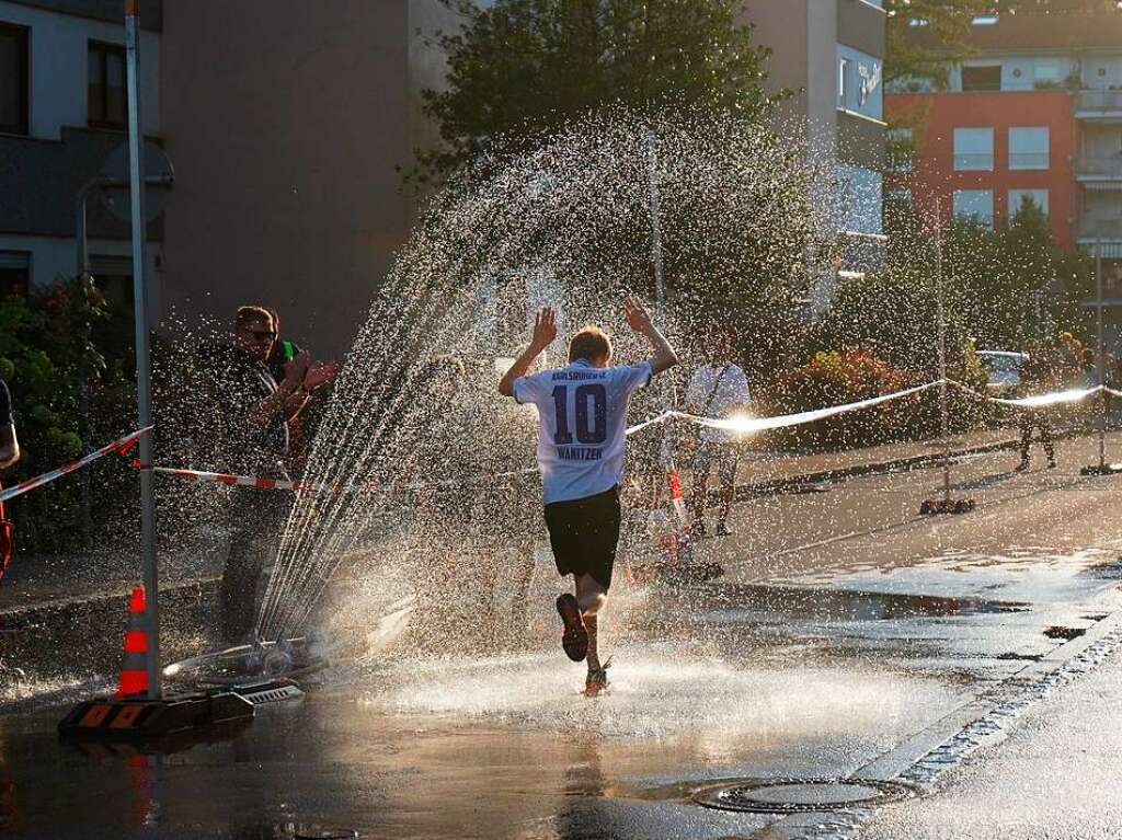 Gute Stimmung, khlende Rasensprinkler und Jubeln beim Zieleinlauf: Der Trompeterlauf war gut organisiert und lockte einige Zuschauer in die Altstadt.