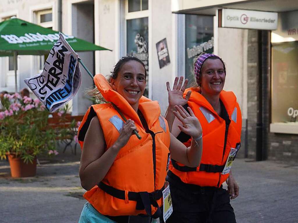 Einige Luferinnen und Lufer sind mit Schwimmwesten unterwegs – sie wollen ein Zeichen fr Seenotrettung setzen und Spenden fr Sea Watch sammeln.