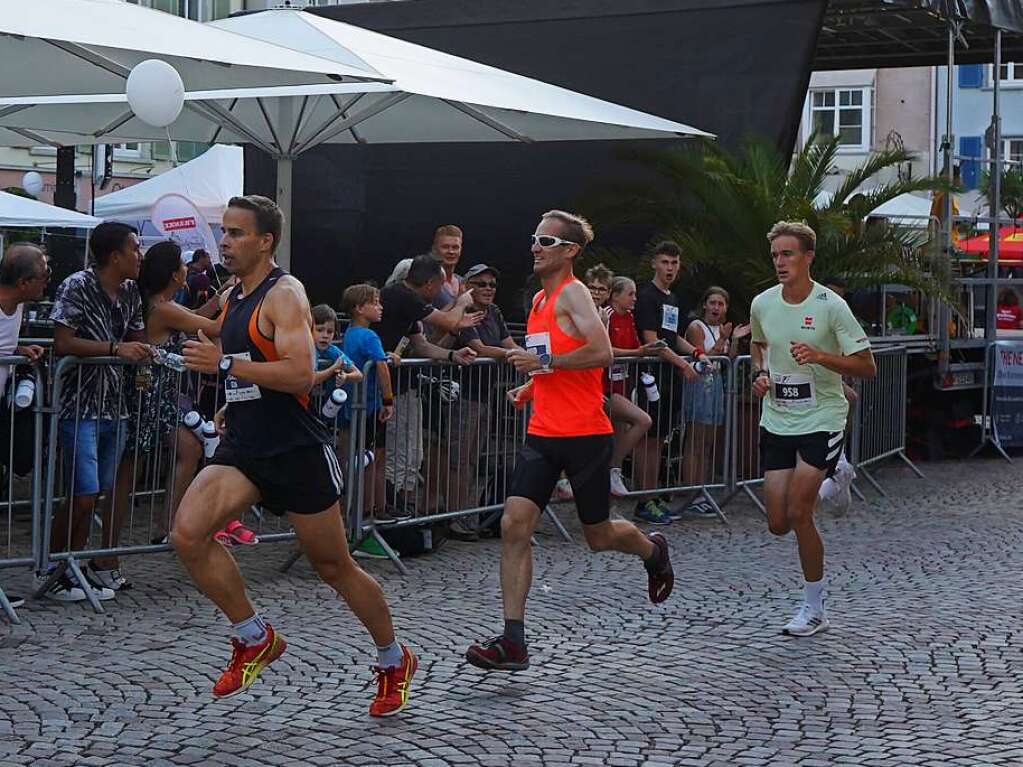 Gute Stimmung, khlende Rasensprinkler und Jubeln beim Zieleinlauf: Der Trompeterlauf war gut organisiert und lockte einige Zuschauer in die Altstadt.