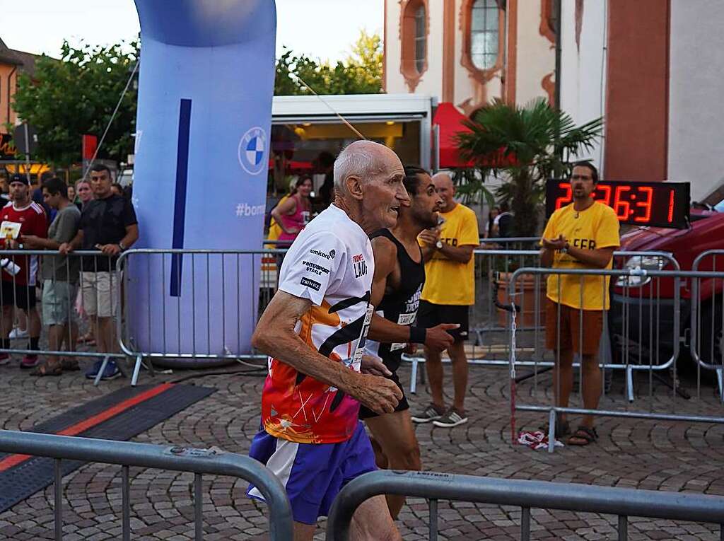 Gute Stimmung, khlende Rasensprinkler und Jubeln beim Zieleinlauf: Der Trompeterlauf war gut organisiert und lockte einige Zuschauer in die Altstadt.