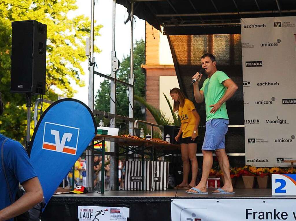 Organisator Holger Ahlers beobachtet die Lufe genauestens von der Bhne am Mnsterplatz aus.