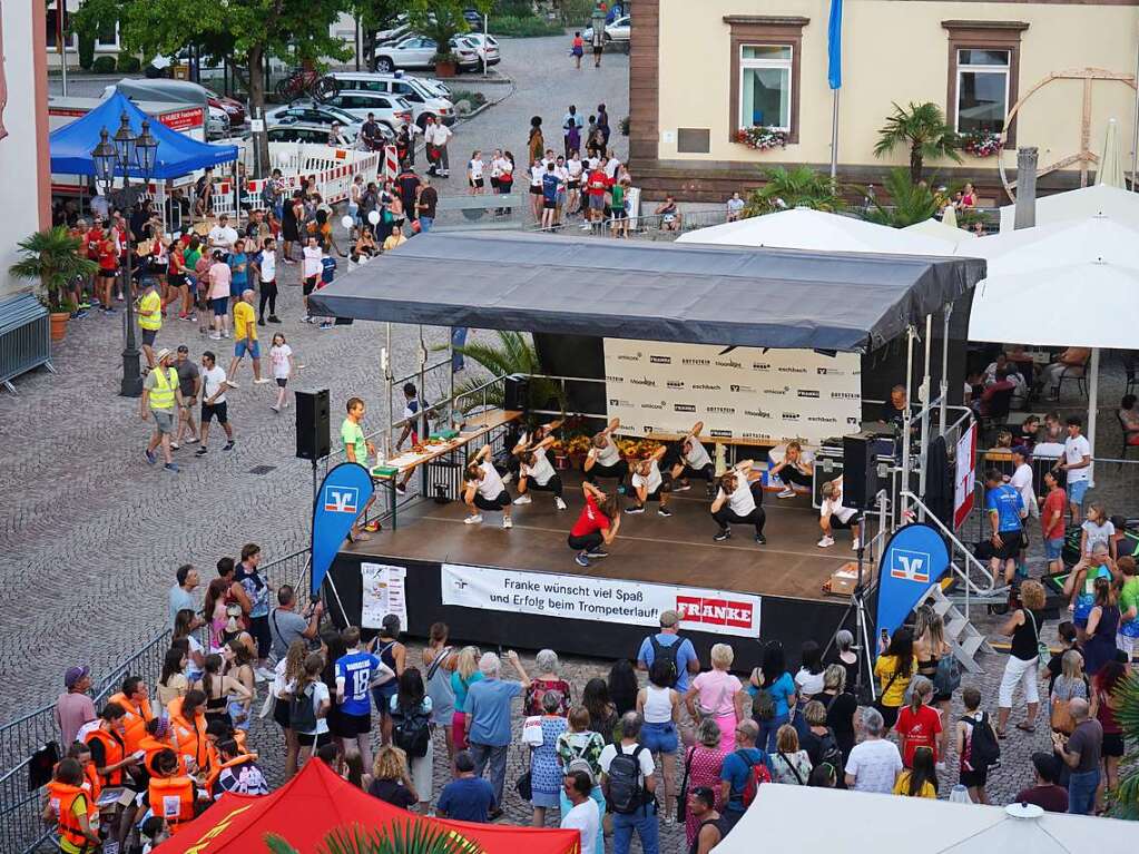 Gute Stimmung, khlende Rasensprinkler und Jubeln beim Zieleinlauf: Der Trompeterlauf war gut organisiert und lockte einige Zuschauer in die Altstadt.