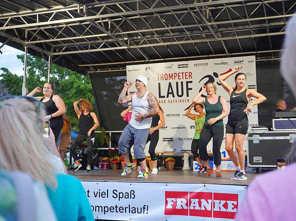 Gute Stimmung, khlende Rasensprinkler und Jubeln beim Zieleinlauf: Der Trompeterlauf war gut organisiert und lockte einige Zuschauer in die Altstadt.