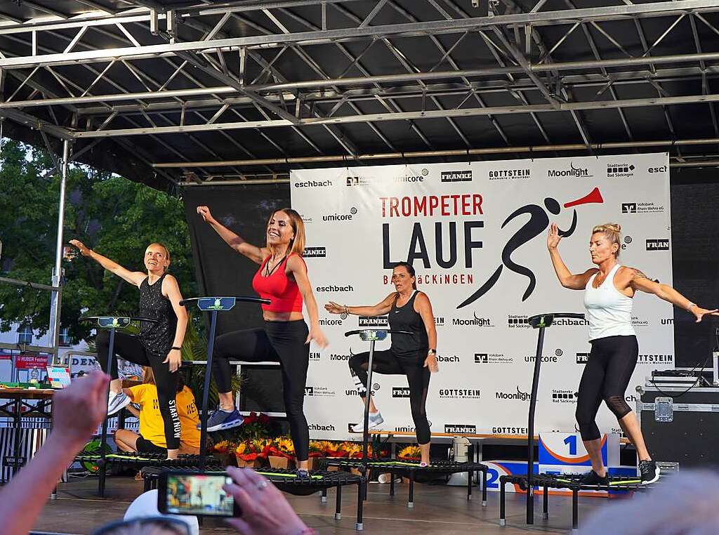 Gute Stimmung, khlende Rasensprinkler und Jubeln beim Zieleinlauf: Der Trompeterlauf war gut organisiert und lockte einige Zuschauer in die Altstadt.