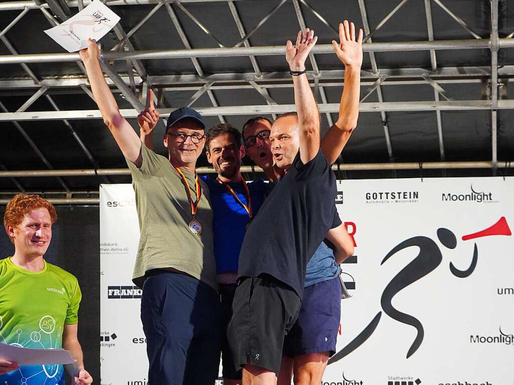 Gute Stimmung, khlende Rasensprinkler und Jubeln beim Zieleinlauf: Der Trompeterlauf war gut organisiert und lockte einige Zuschauer in die Altstadt.