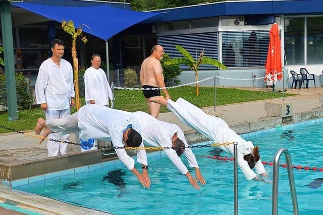 Acht Raitbacher lassen zu Rettungsschwimmern ausbilden, um ihr Bad zu erhalten