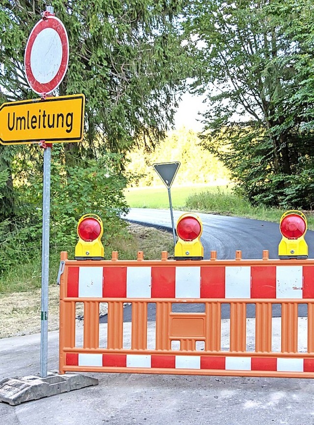 Nicht ausgehrteter Asphalt zwischen R...: Die  Strae bleibt vorerst gesperrt.  | Foto: Wilfried Dieckmann