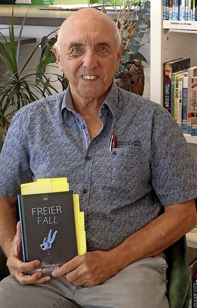 Hans Jrgen Kugler mit seinem Buch  | Foto: Bianca Flier