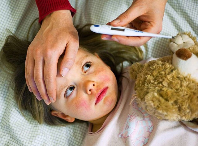 Bei kleinen Kindern ist ein fiebersenkender Saft meist die erste Wahl.  | Foto: Patrick Pleul